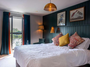 Отель The Bridge Hotel  Чертси